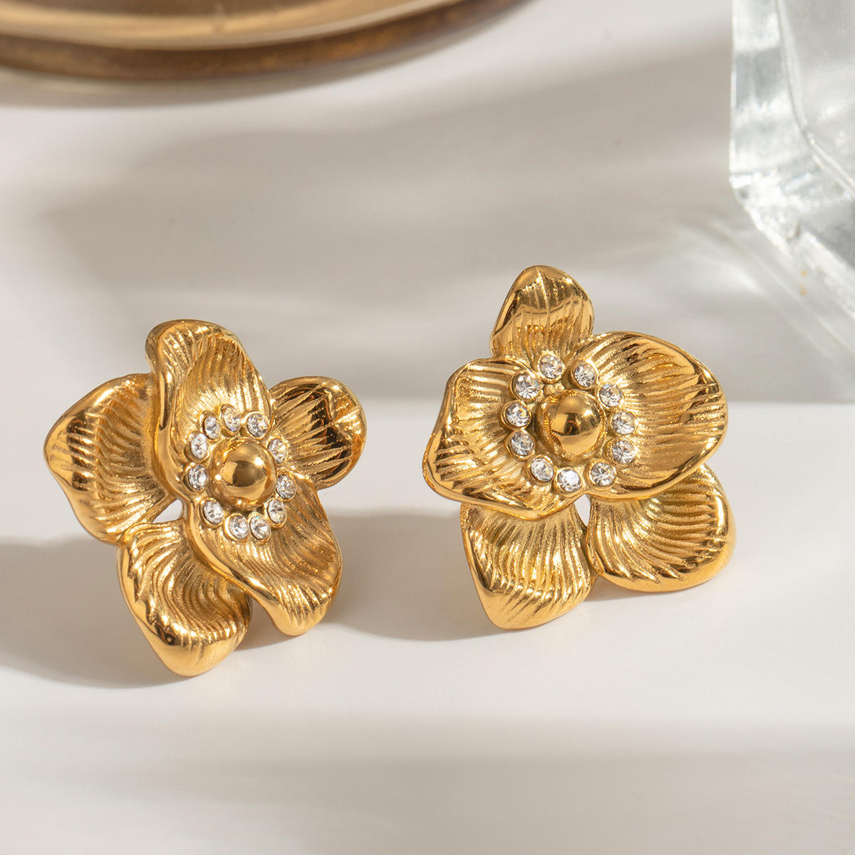 1 par de pendientes de botón de acero inoxidable chapados en oro de 18 quilates con forma de flor y diamantes de imitación para mujer h5 